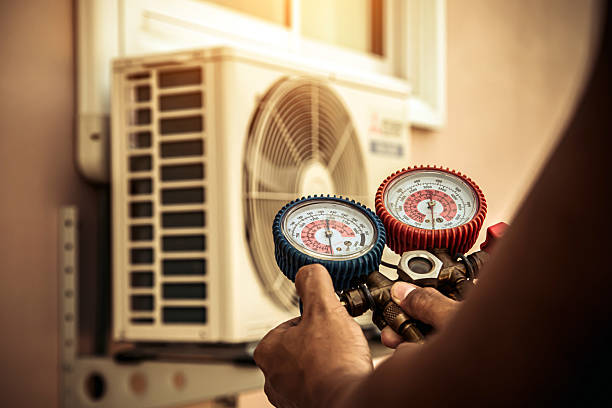 Professional Ac Installation technician working in Highland Park, TX